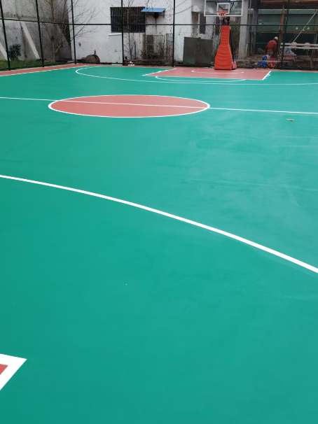 虎门港管委会 球场长期使用易出现地面开裂